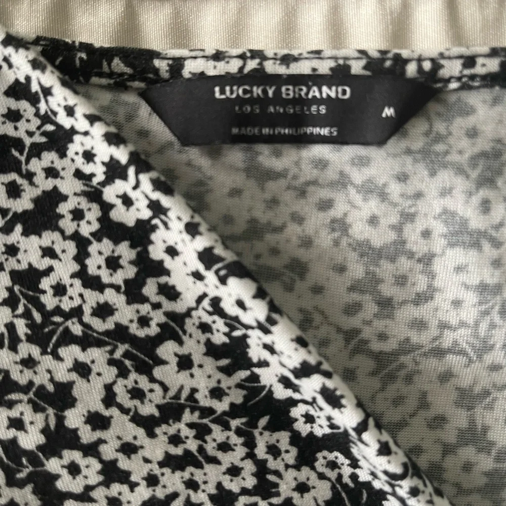 Lucky Brand cap sleeve v-neck, twist knot waist, black and white floral, medium - Picture 2 of 3